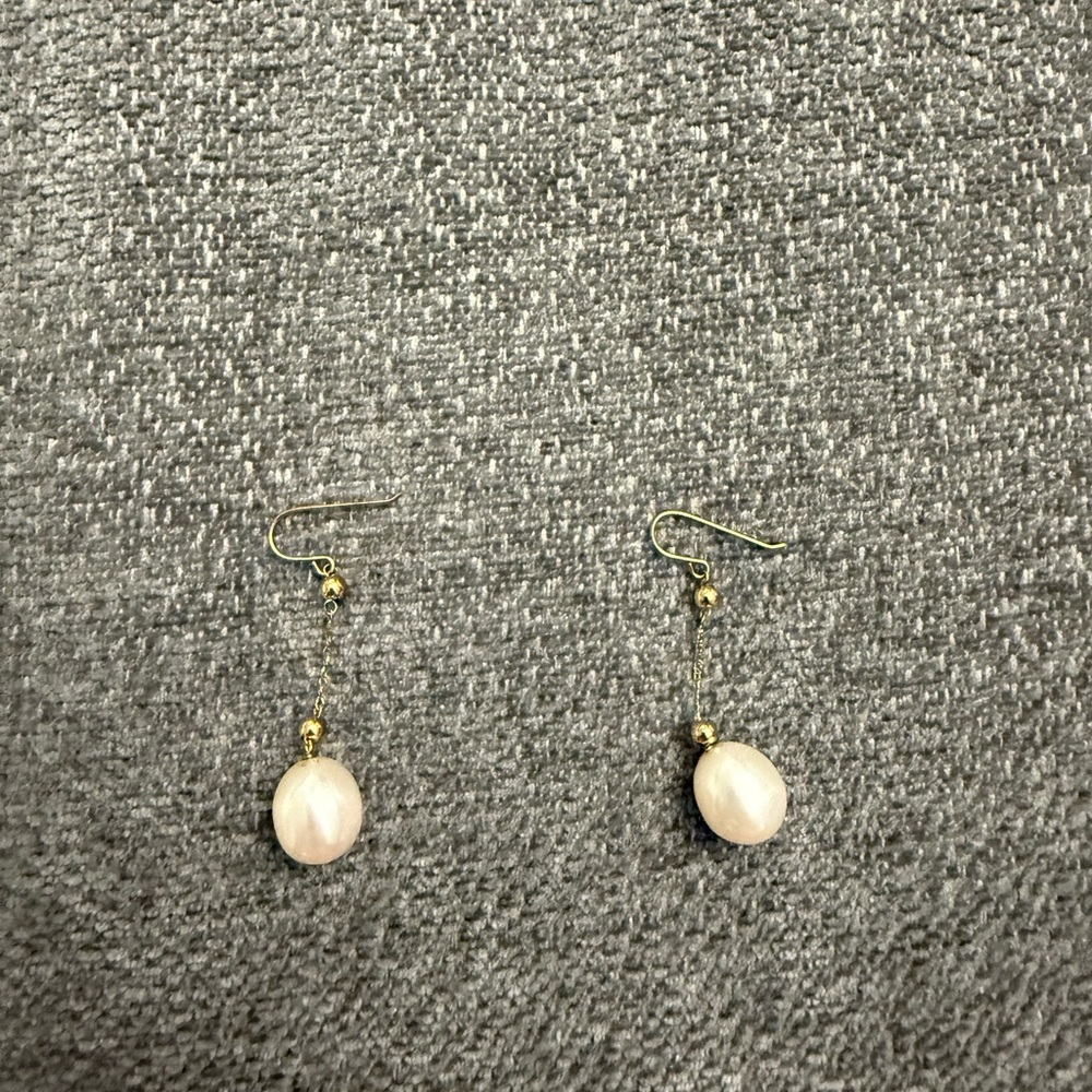 Pearl drop earring purchased off revolve